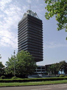 Das Hochhaus des Deutschlandfunks am Raderberggürtel in Köln, von Bäumen umgeben.